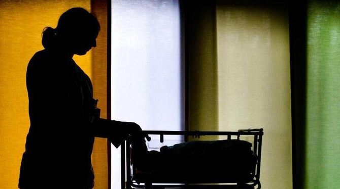 Nach monatelangem Tauziehen haben sich die Hebammen mit den Krankenkassen geeinigt. Foto: Arno Burgi/Archiv Nach monatelangem Tauziehen haben sich die Hebammen mit den Krankenkassen geeinigt. Foto: Arno Burgi/Archiv