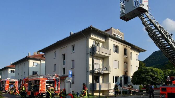 In der Eisenlohrstraße in Dettingen ist eine Erdgeschosswohnung komplett ausgebrannt.