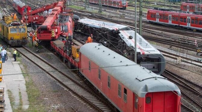 Arbeiter sind in Mannheim am Hauptbahnhof mit der Bergung einer Güterzug-Lok beschäftigt. Foto: Uwe Anspach/dpa