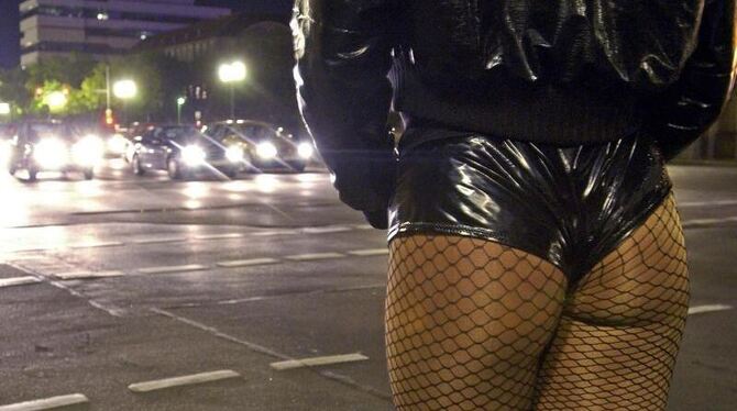 Eine Prostituierte wartet auf Kundschaft. Foto: Tim Brakemeier/Archiv