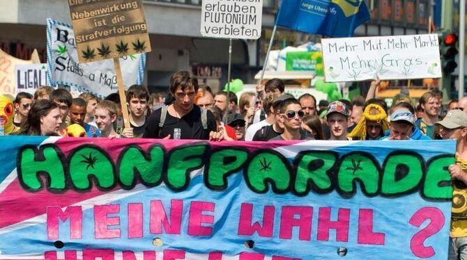 Demonstranten machen sich bei der Hanfparade für eine legale Abgabe von Cannabis stark. Foto: Tim Brakemeier/Archiv Demonstranten machen sich bei der Hanfparade für eine legale Abgabe von Cannabis stark. Foto: Tim Brakemeier/Archiv