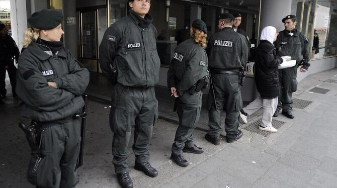Polizeibeamte während einer Islamistenrazzia in Solingen (Archiv). Politiker fordern ein schärferes Vorgehen gegen Islamisten