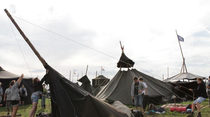 Die Zelte werden abgebaut, das Lager vorsorglich geräumt.