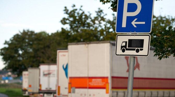Parkplätze für Lastwagen, und damit Rastplätze für die Fahrer, sind oft Mangelware.