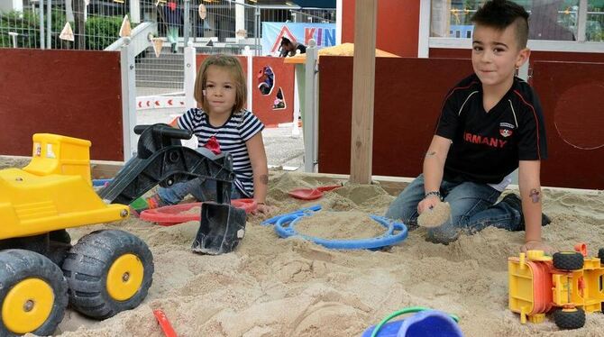 Aleyna (3) und Semi (6) haben großen Spaß bei der Schatzsuche im Sand. Auf die gefundenen Schätze darf solange die Großmutter de