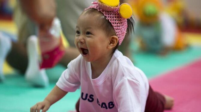 Baby in Hongkong: In Asien liegen die Geburtenraten etwas höher als in Europa. Foto: Jerome Favre/Archiv