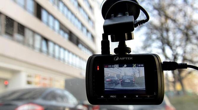 Eine Dashcam filmt in München den Verkehr aus einem Auto. Foto: Rene Ruprecht/Archiv