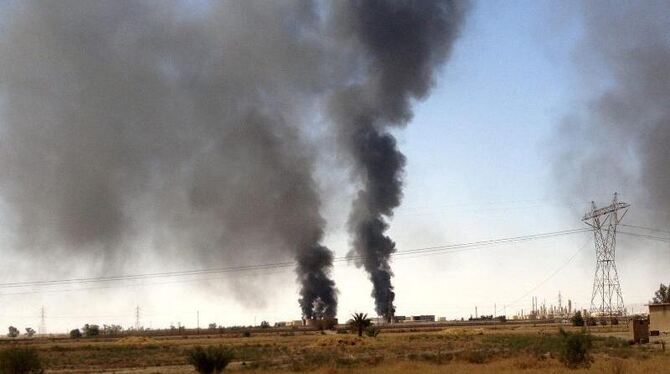 Brennennde Raffinerie: Werden die USA immer weiter in den Krieg im Irak hineingezogen? Foto: Stringer