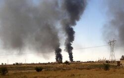 Brennennde Raffinerie: Werden die USA immer weiter in den Krieg im Irak hineingezogen? Foto: Stringer