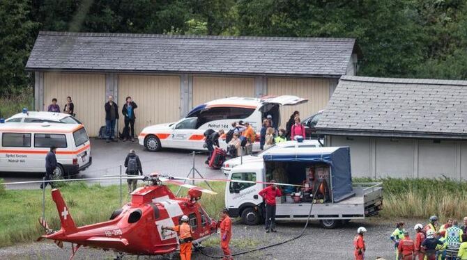 Rettungshubschrauber im Einsatz an der Unglücksstelle in Graubünden. Foto: Arno Balzarini