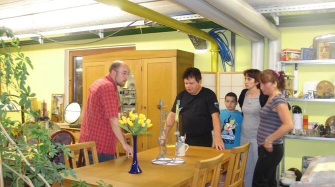 Der MAI-Geschäftsführer Sven Rauer im Kundengespräch: Feilschen erlaubt. GEA-FOTO: THOMAS FÜSSEL