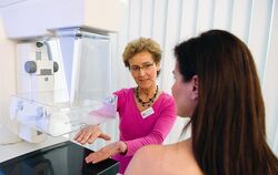 Alle zwei Jahre werden Frauen über 50 zur Mammografie eingeladen. Die Röntgenuntersuchung erfolgt in speziell eingerichteten Scr