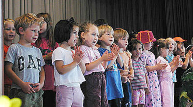 Älter werden sie von alleine: Mädchen und Jungen des Hauffkindergartens sorgten mit in Szene gesetzten Liedern für Schwung beim