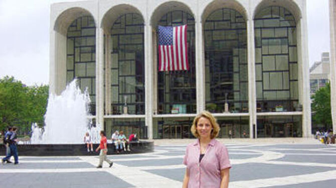Der Traum eines jeden Sängers: Christine Reber vor der Metropolitan Oper in New York. FOTO: PR