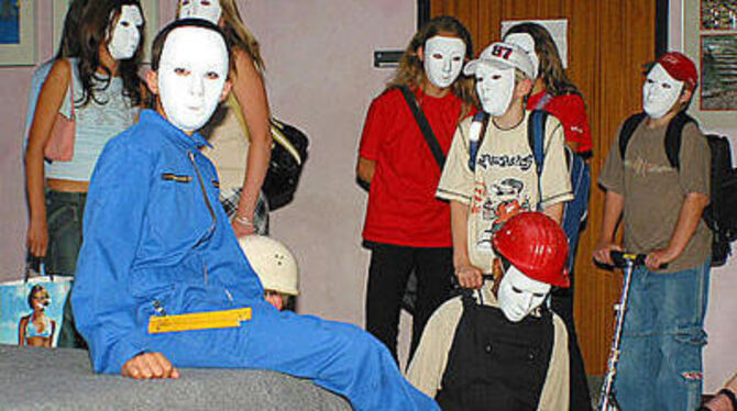 Setzten eigene Texte in Szene: Schülerinnen und Schüler der Reutlinger Hermann-Hesse-Realschule. FOTO: ANSTÄDT