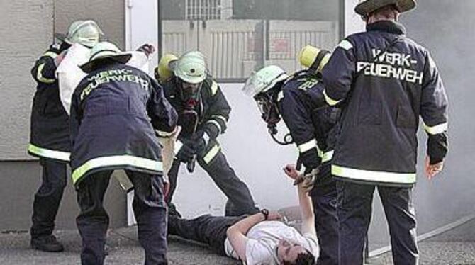 Die Rettung von Verletzten gehörte zur Bad Uracher Großübung bei Sika. FOTO: MAR