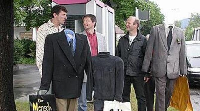 Zwar machen Kleider Leute. Dass der Mensch aber viel mehr ist, als die äußere Hülle, stellt Joachim Gelzinus (links) mit seiner