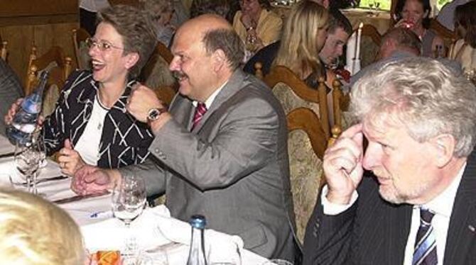 Plausch mit dem Geburtstagskind: Barbara Bosch (links), SWR-Intendant Peter Voss (rechts). GEA-FOTO: MEYER