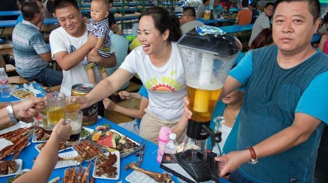 Blau-weiße Festtage: Das, nach Angaben des Veranstalters, größte Bierfest in Asien feiert seine 24. Ausgabe. Foto: Friso Gent