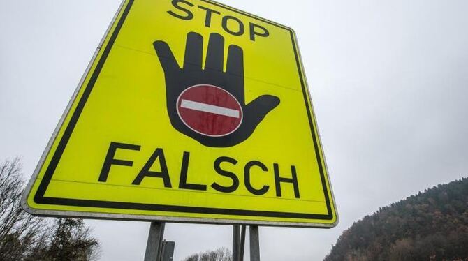 Ein Warnschild an der Autobahn A3 in Bayern soll Geisterfahrer verhindern. Foto: Armin Weigel
