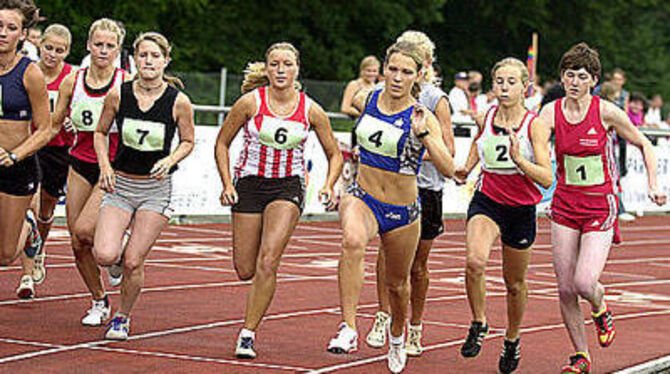 Trotz schwülwarmen Sommerwetters zeigten die jungen Olympionikinnen beherzte Rennen über die 800-Meter-Distanz. GEA-FOTO: PACHER