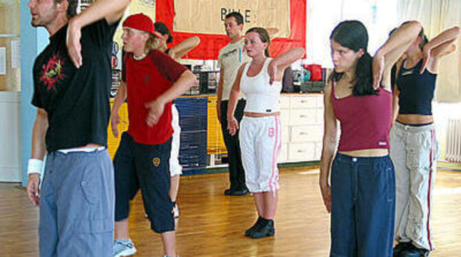 Wieder Mal zurück in der Heimat: Sascha Dickreuter (links) zeigt, was in Sachen Hip-Hop-Freestyle angesagt ist. FOTO: ANSTÄDT