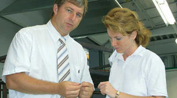 Bürgermeisterin Margarete Krug lässt sich von Thomas Adelhelm die Funktionsweise beschichteter Bolzen für die Befestigungstechni