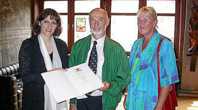 Auszeichnung für die Rettungstat: Oberbürgermeisterin Brigitte Russ-Scherer überreichte Rainer Moser die Urkunde. FOTO: MSC