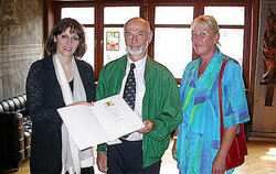 Auszeichnung für die Rettungstat: Oberbürgermeisterin Brigitte Russ-Scherer überreichte Rainer Moser die Urkunde. FOTO: MSC