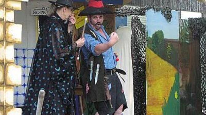 Tölpel mit großer Gestik: Der »Hotzenplotz« (rechts, gespielt von Walter Zinke) der »Theaterleut« kam be