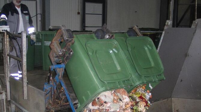 Voll bis an den Rand: Tonnen mit Speiseresten aus Großküchen.