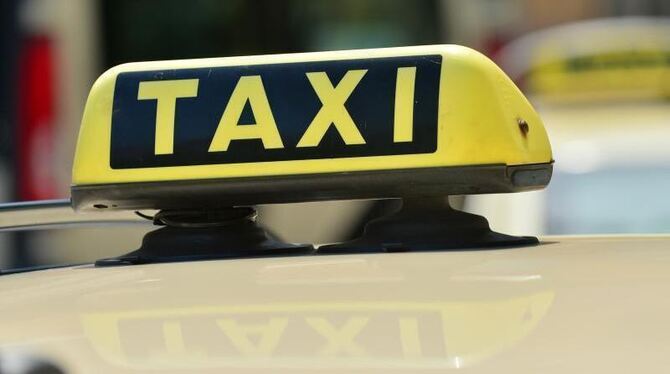 Taxen stehen in Erfurt (Thüringen) vor dem Bahnhof für Fahrgäste bereit. Foto: Martin Schutt/Symbol