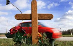 Ein Holzkreuz am Straßenrand soll an ein Verkehrsopfer erinnern. Foto: Jens Büttner