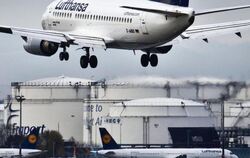 Lufthansa-Passagiere müssen erneut mit massiven Piloten-Streiks rechnen. Foto: Frank Rumpenhorst/Archiv