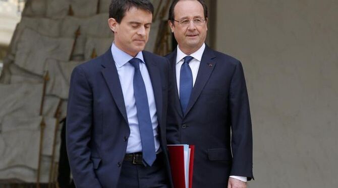 François Hollande (r) hat Manuel Valls mit der Bildung einer neuen Regierung beauftragt. Foto: Yoan Valat/Archiv