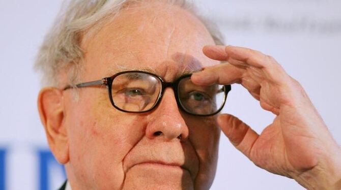 US-Investor Warren Buffet auf einer Pressekonferenz. Foto: Arne Dedert/Archiv