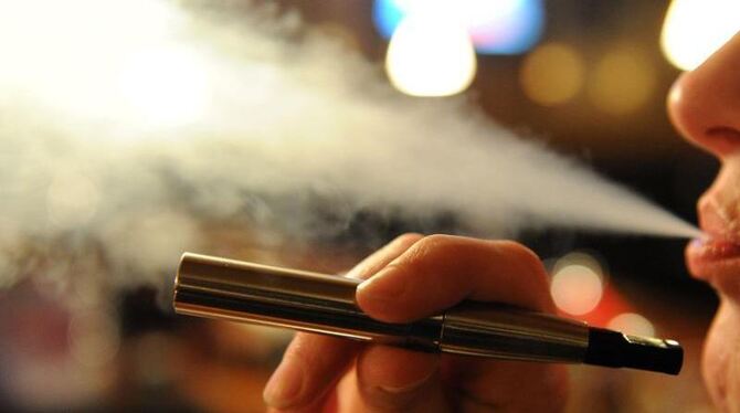 Der Tabakbranche wird vorgeworfen E-Zigaretten auch als eine »Einstiegshilfe« zum Rauchen zu benutzen. Foto: Marcus Brandt