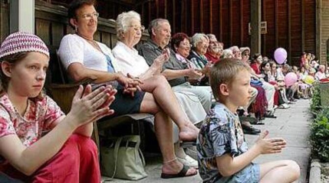 Volles Haus: Das Naturtheater begeistert junge und alte Menschen gleichermaßen. GEA-FOTO: SCHINDLER
