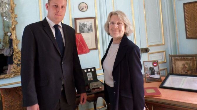 Historischer Moment: jüngster und ältester Enkel von Karl-Wilhelm von Schlieben an jenem Tisch, an dem vor 70 Jahren die Kapitul