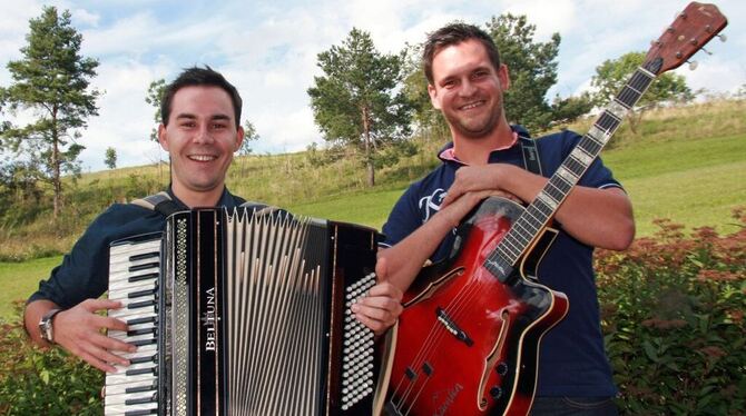 Florian Pfitzer (links) und Hansjörg Krämer mischen als Live-Duo HochWild die volkstümliche Szene auf und wollen richtig durchst