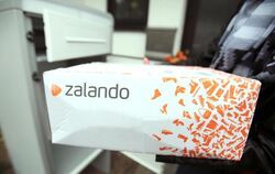 Paket von Zalando: Viele Online-Händler hatten zuletzt kostenlose Retouren zurückgeschraubt. Foto: Oliver Berg