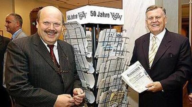Valdo Lehari jr. (links), Vorsitzender des Verbandes Südwestdeutscher Zeitungsverleger, und Erwin Teufel, Ministerpräsident von
