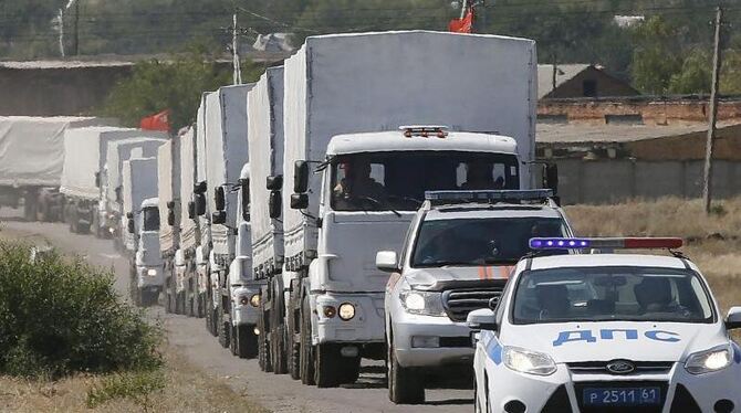 Lastwagen des ersten Hilfkonvois Mitte August auf dem Weg zur Grenze. Foto: Yuri Kochetkov