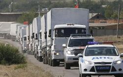 Lastwagen des ersten Hilfkonvois Mitte August auf dem Weg zur Grenze. Foto: Yuri Kochetkov