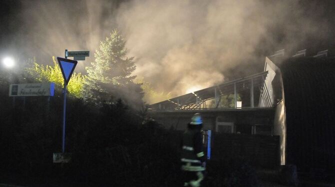 Brand in der Mössinger Tennishalle Zeppelinstraße. GEA-FOTO: MEYER