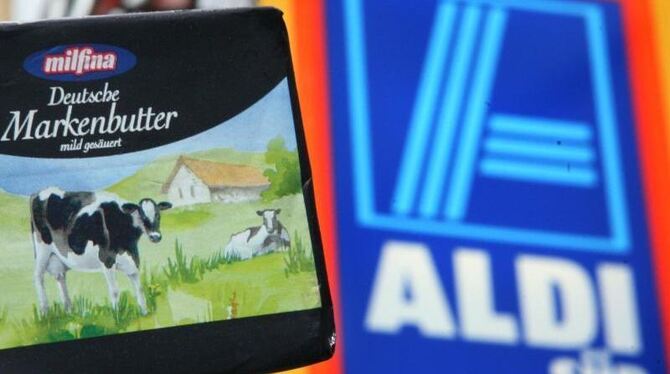 Deutschlands größter Discounter Aldi dreht erneut an der Preisschraube und senkt den Preis für Butter deutlich. Foto: Julian