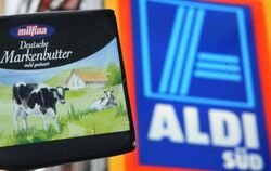 Deutschlands größter Discounter Aldi dreht erneut an der Preisschraube und senkt den Preis für Butter deutlich. Foto: Julian 