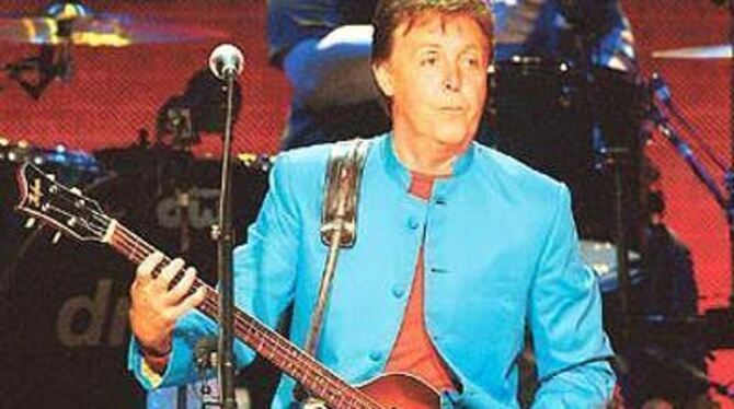 Paul McCartney vor 14 000 Fans auf der Bühne der Kölnarena beim Auftakt seiner Deutschlandtournee.
FOTO: DPA