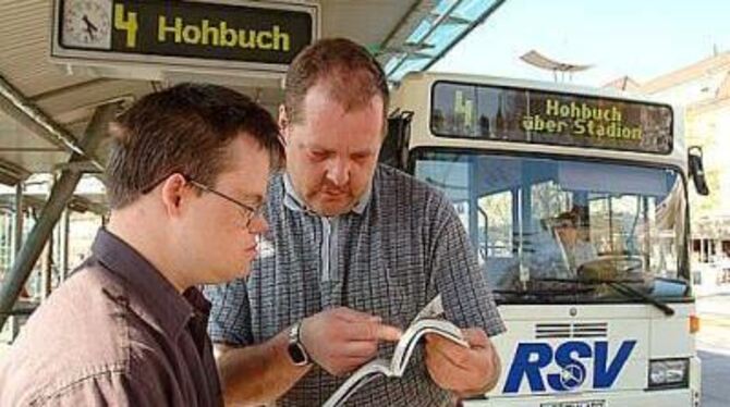 Für Armin Rist (links) und Rolf Rathfelder ist es nicht immer leicht, sich am Reutlinger Busbahnhof zurechtzufinden.  FOTO: TRIN