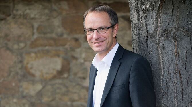 Der Bürgermeister-Kandidat Bernd Haug vor den Mauern der Zehntscheuer: Für ihn eines der charakteristischen alten Bauwerke in Ki